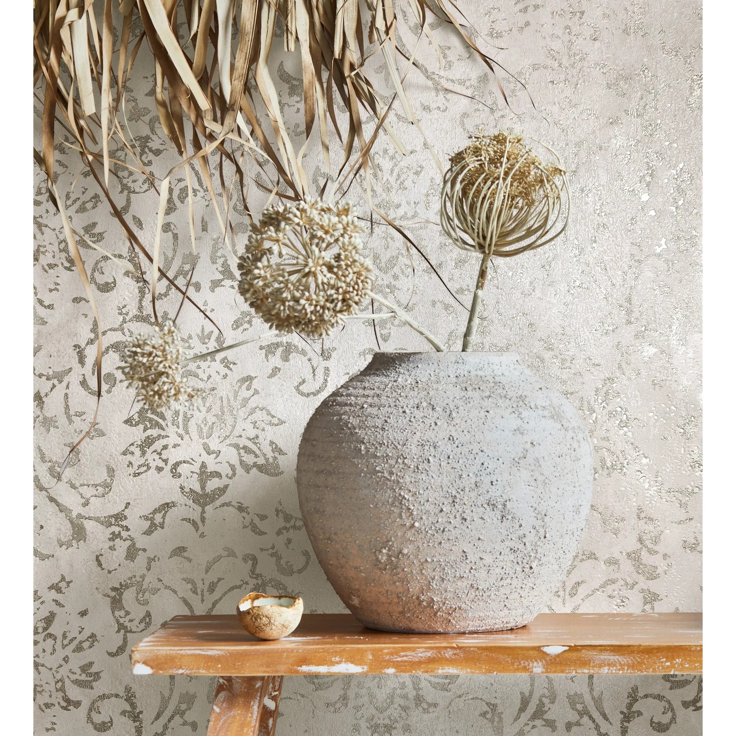 Beige Marburg Vliestapete in Betonoptik mit floralem Muster. Dekorative Tapete für Wohnräume.