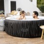 Bestway Lay-Z-Spa Hollywood AirJet aufblasbarer Whirlpool mit LED-Beleuchtung und zwei Personen im Wasser.