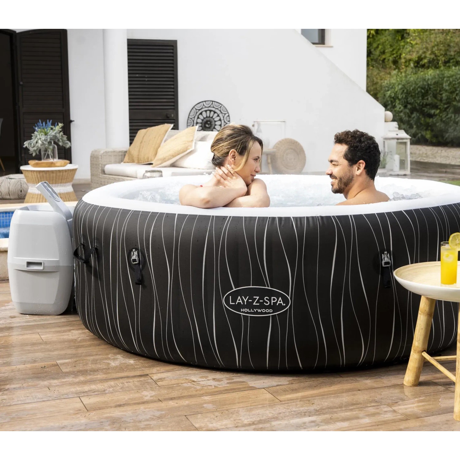 Bestway Lay-Z-Spa Hollywood AirJet aufblasbarer Whirlpool mit LED-Beleuchtung und zwei Personen im Wasser.