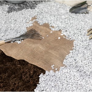 Windhager Jute-Matte unter Kies: Robustes Unterbodengewebe gegen Unkraut im Garten.