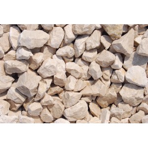 Nahaufnahme von Chateau-Beige Marmorbruch 25-50 mm, Zierkies für Garten und Landschaftsbau.
