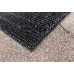 Schwarze Astra Fußmatte Season, 40x60 cm, mit Borstenstruktur zur Schmutzaufnahme.