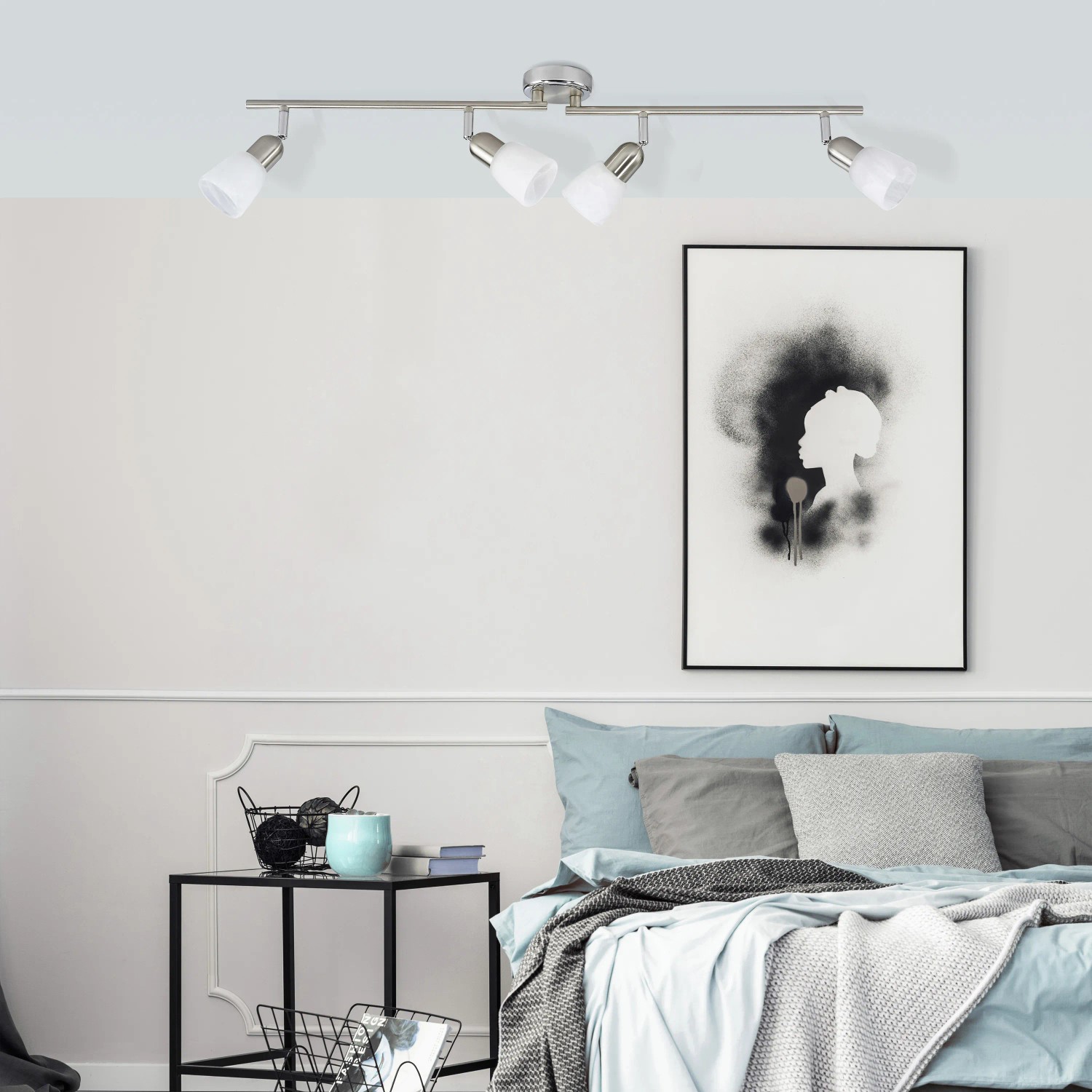 Brilliant Spotrohr Sofia, 4-flammig, Eisen/Chrom/Weiß, im Schlafzimmer montiert.