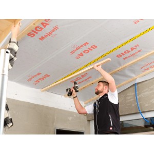 Anwendung der Siga Majpell 5 R Dampfbremse (1,5 m x 50 m) im Dachausbau.