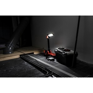 Skil Akku-Teleskop LED-Arbeitsleuchte (ohne Akku/Ladegerät) leuchtet in dunklem Raum.