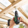 Bosch Akku-Bohrschrauber Advanced Drill 18V-80 beim Bohren in Holz.