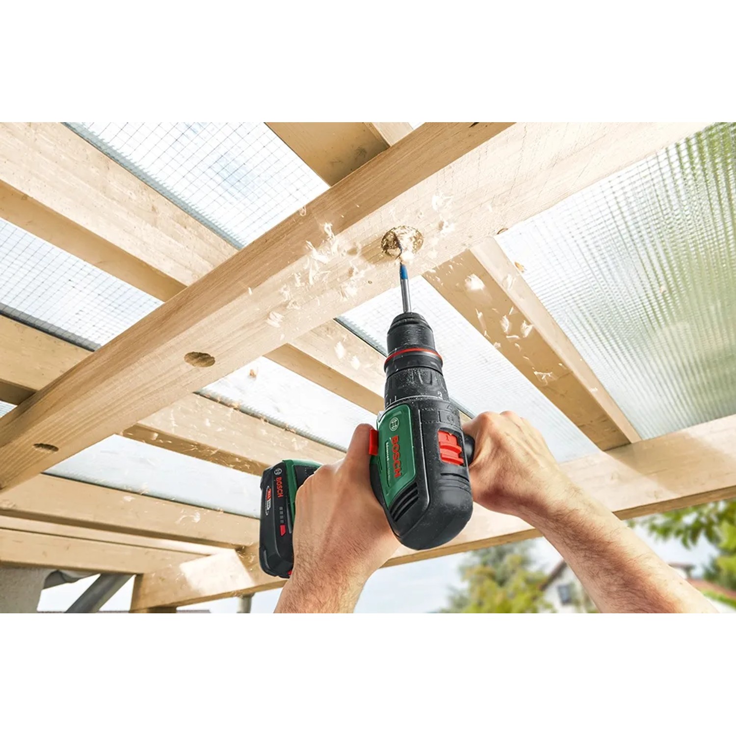 Bosch Akku-Bohrschrauber Advanced Drill 18V-80 beim Bohren in Holz.