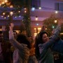 Party mit Philips Hue Festavia Lichterkette: 20 Globe Lampen, 14 m lang, farbiges Licht.