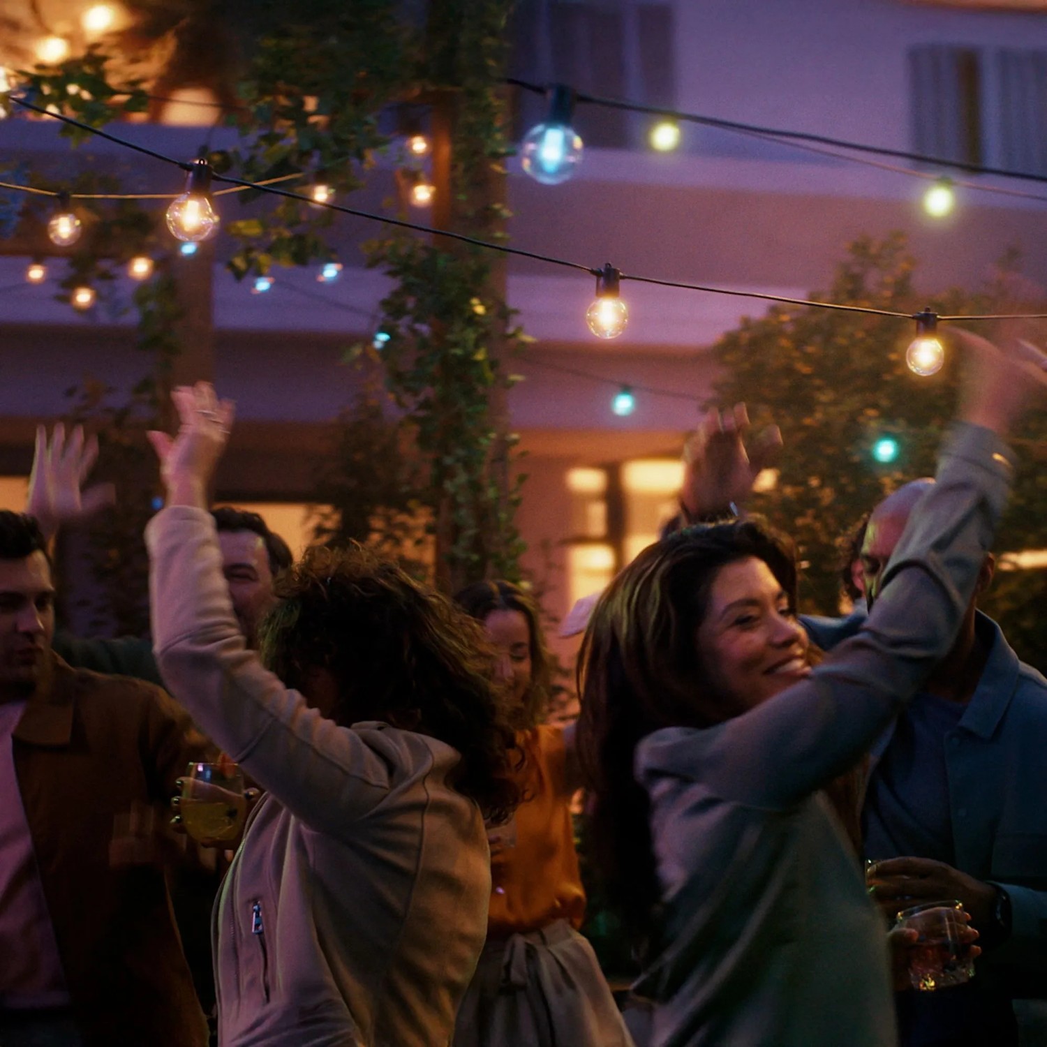 Party mit Philips Hue Festavia Lichterkette: 20 Globe Lampen, 14 m lang, farbiges Licht.