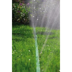 Gardena Schlauch-Regner 15m, grün, im Einsatz auf Rasen. Bewässerung für schmale Gartenbereiche.