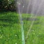 Gardena Schlauch-Regner 15m, grün, im Einsatz auf Rasen. Bewässerung für schmale Gartenbereiche.