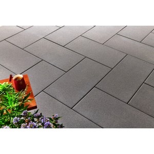 Dunkelgraue Kann Terrassenplatte Casavera Maxx, kugelgestrahlt, 80x40 cm, auf einer Terrasse verlegt.