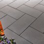 Dunkelgraue Kann Terrassenplatte Casavera Maxx, kugelgestrahlt, 80x40 cm, auf einer Terrasse verlegt.