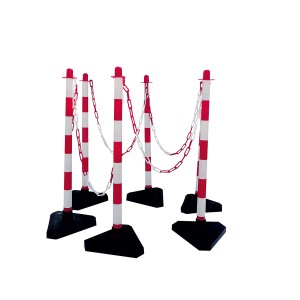 Schake Kettenständer-Set, 6-teilig, mit rot-weißen Pfosten, Betonfuß und Kunststoffkette zur Absperrung.