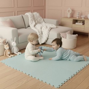 Mintfarbene LittleTom Spiel- & Krabbelmatte aus EVA-Schaum, auf der zwei Babys spielen. Weiche Puzzlematte für Kindersicherheit.