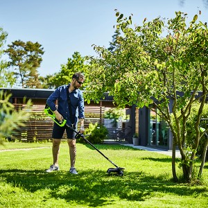 Mann trimmt Rasen mit Greenworks Akku-Rasentrimmer GD40BC 40 V Solo im Garten.
