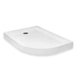 Weiße asymmetrische Duschwanne aus Acryl mit Ablauf. Glatte, moderne Form für Duschen im Badezimmer.