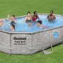 Ovaler Bestway Stahlrahmenpool mit Badegästen im Garten.