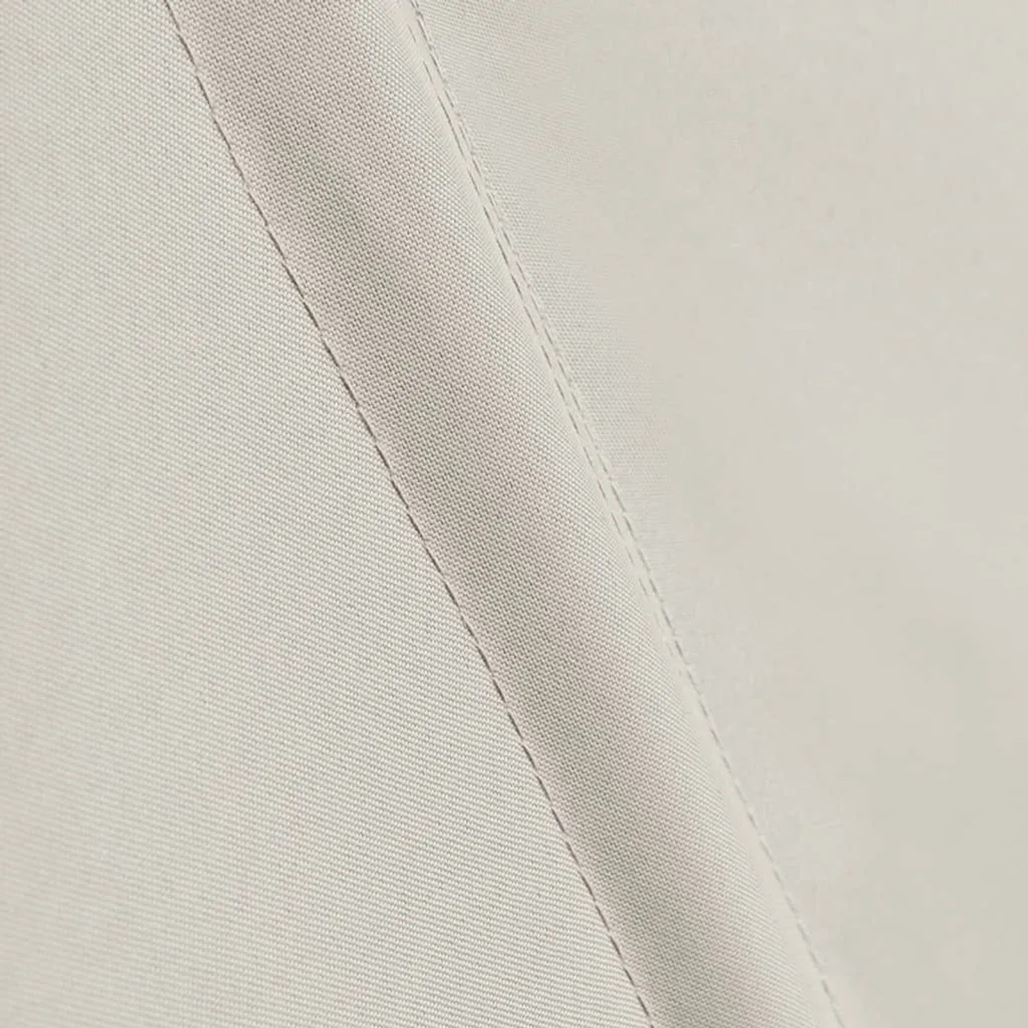 Detailaufnahme: Cremefarbener, faltbarer Balkonfächer (140x140 cm) von furnicato. Markisenstoff-Textur.