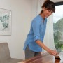 Frau ölt Holz-Arbeitsplatte mit Bondex Arbeitsplatten-Öl Transparent. Holzöle schützen.