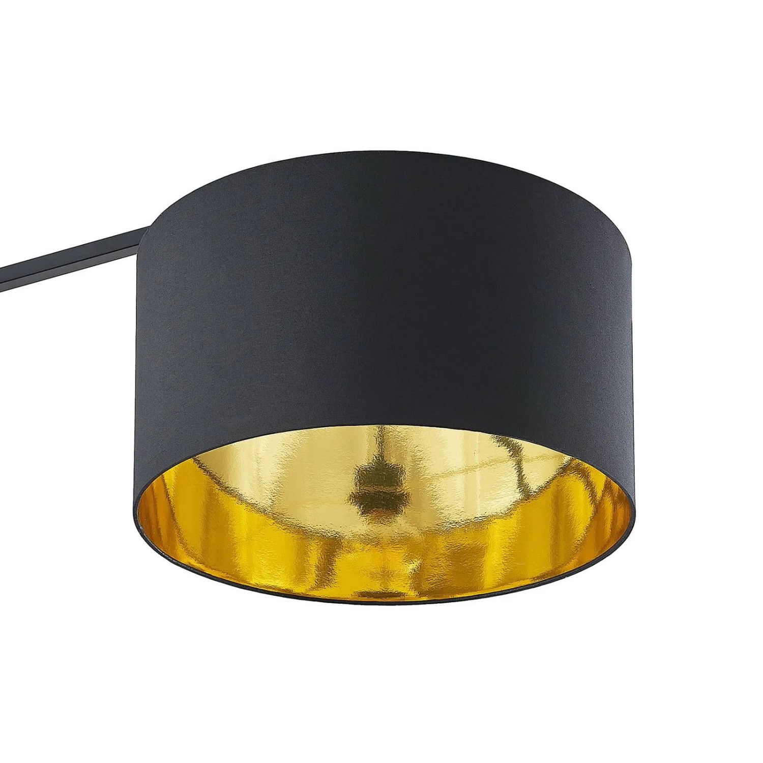 Moderne Bogenlampe Mossa von Arcchio, schwarz mit goldenem Lampenschirm innen.