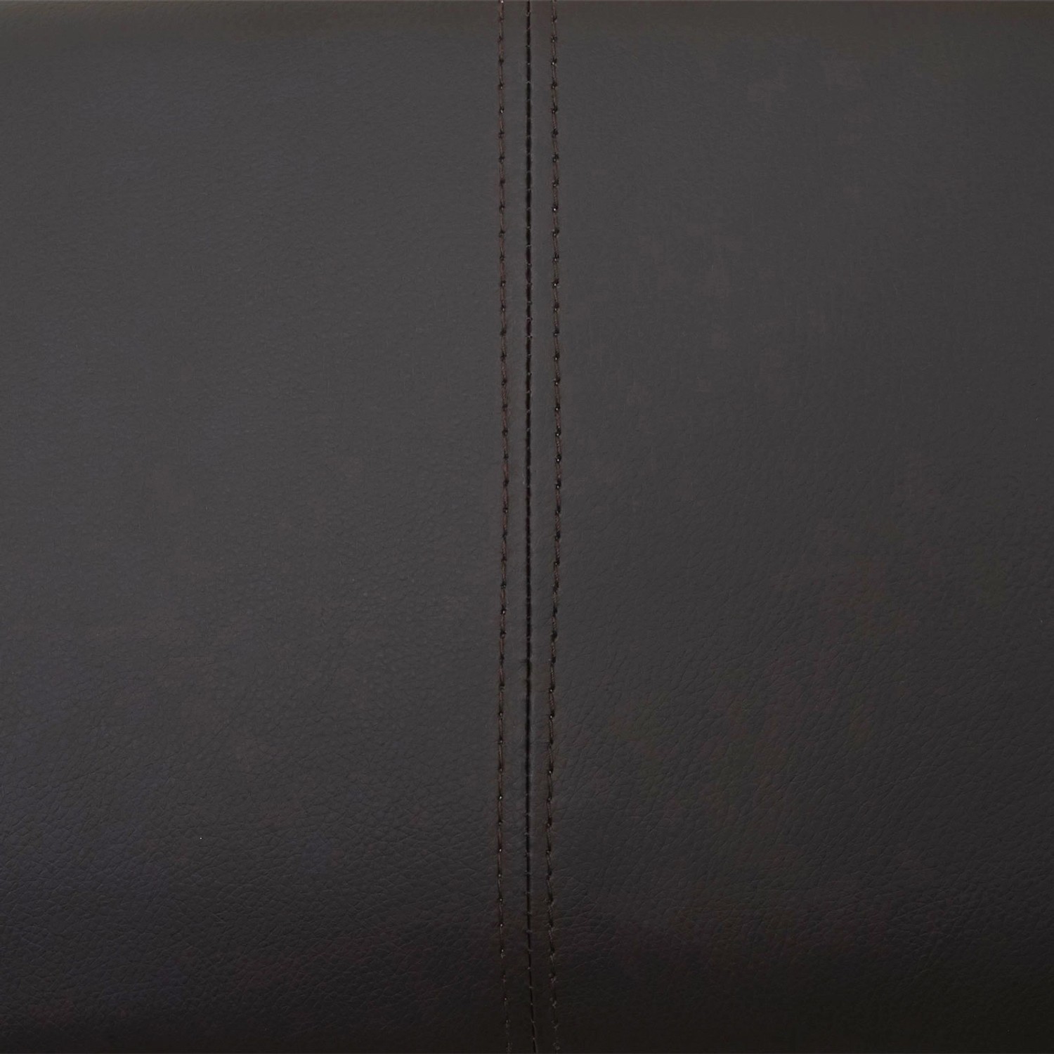 Detailaufnahme: Braunes Kunstleder des MCW Esszimmerstuhls A50 II mit heller Naht.