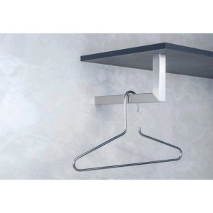 Simausrom Garderobenhalter Luna aus Edelstahl, silberfarben, 300x150mm, mit Kleiderbügel an Wand.