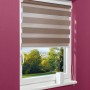 Braunes OBI Doppelrollo Avila, 45x180 cm, am Fenster mit Blick ins Grüne. Sicht- und Sonnenschutz.