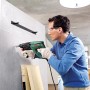 Bosch Bohrhammer PBH 2800 RE (720 W) im Einsatz beim Bohren in eine Wand.