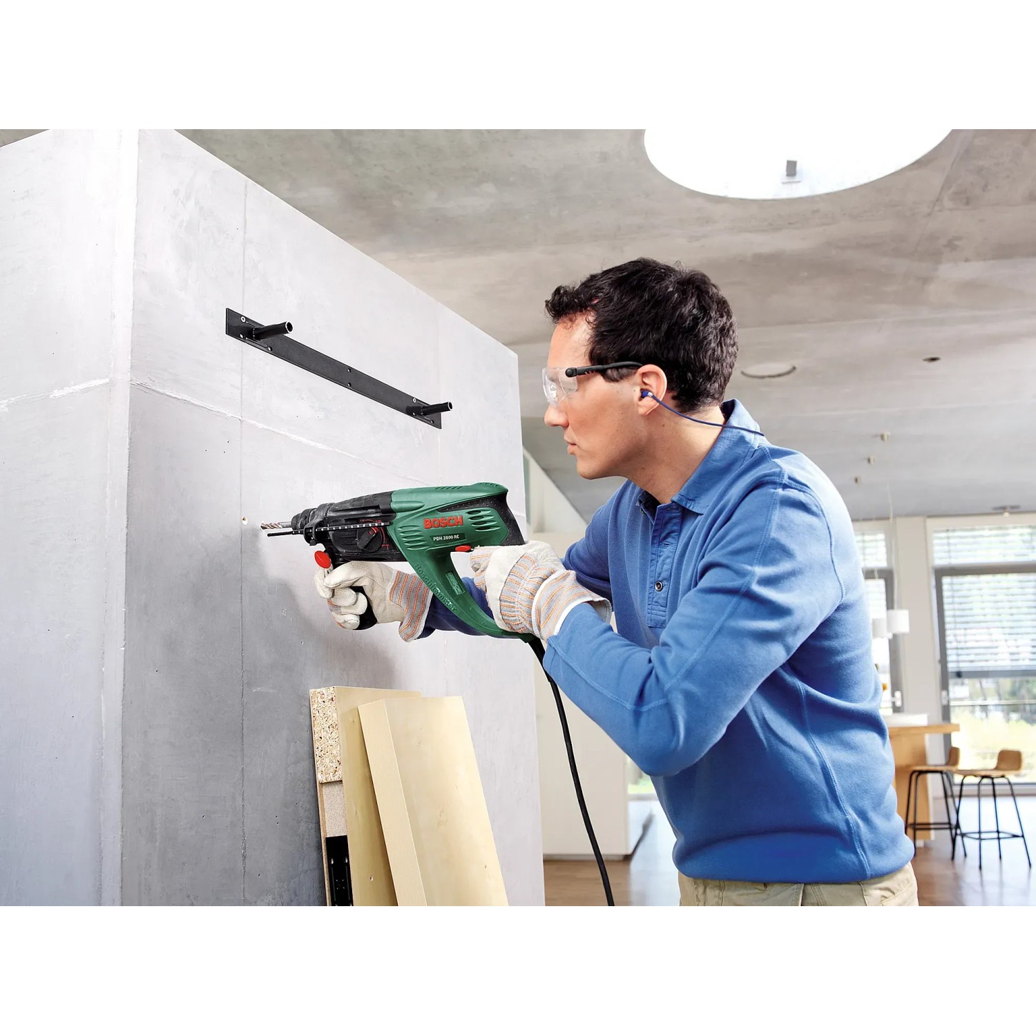 Bosch Bohrhammer PBH 2800 RE (720 W) im Einsatz beim Bohren in eine Wand.