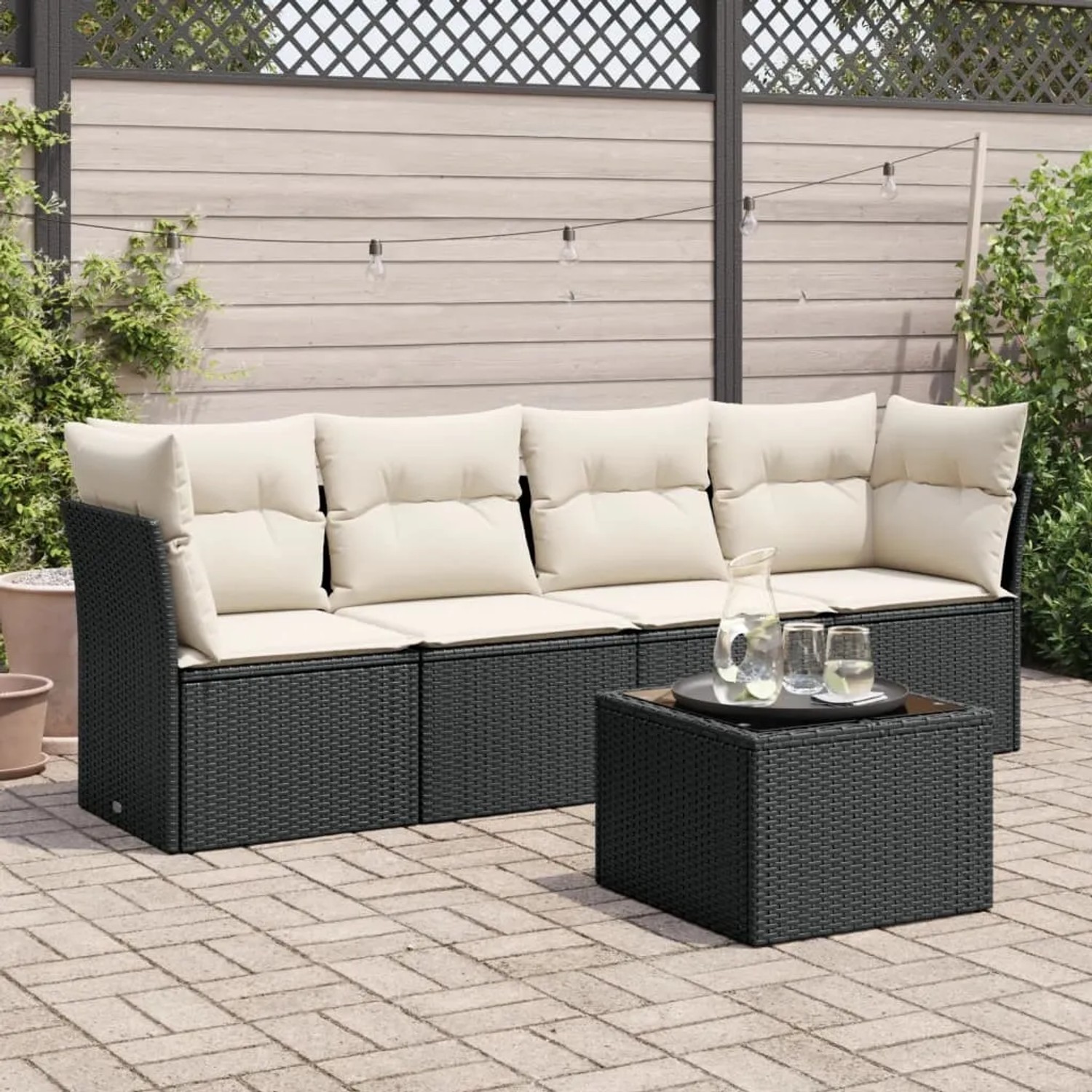 vidaXL Garten-Sofagarnitur, 5-teilig, schwarz, Poly Rattan mit cremefarbenen Kissen und Tisch.
