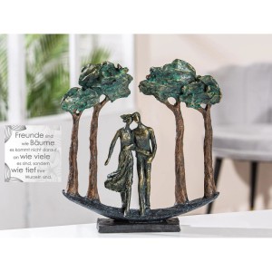 Bronzefarbene Kunstharz-Skulptur 'Under Trees'. Paar unter Bäumen mit grünen Akzenten. Antikfinish, 30 cm.