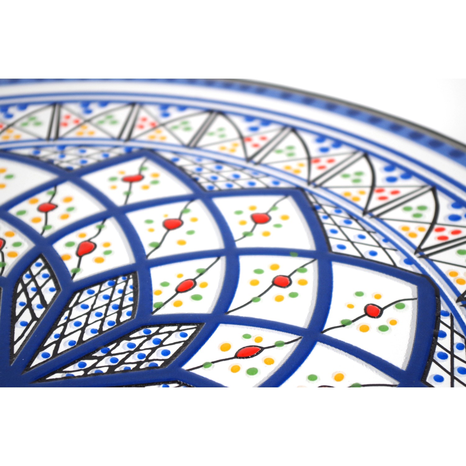 Detailansicht des Kobolo Gartentischs mit blau-weißem Mosaikmuster. Mediterraner Stil für Balkon und Garten.