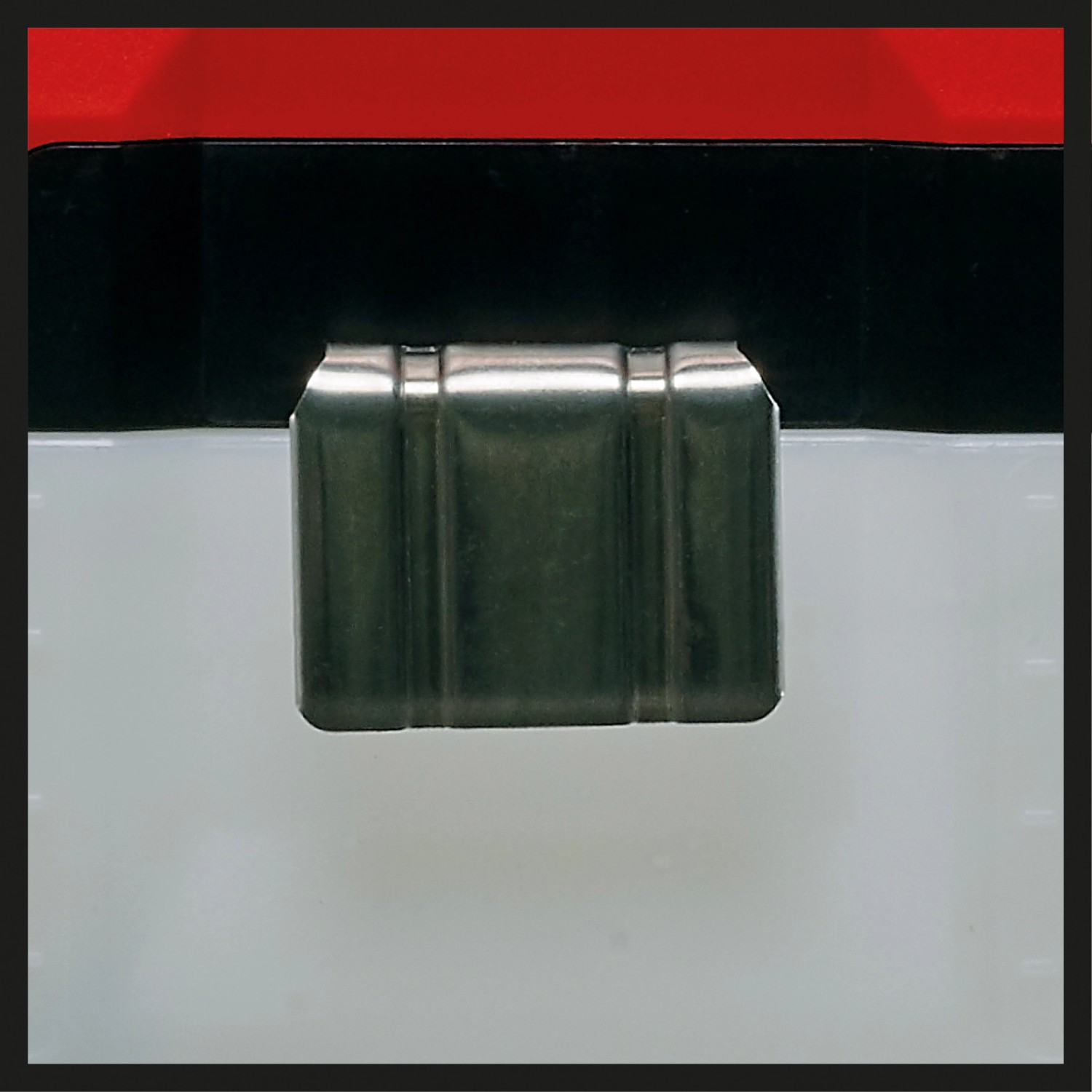 Detailaufnahme: Verschlussbügel am Tank des Einhell Akku-Drucksprühgeräts.