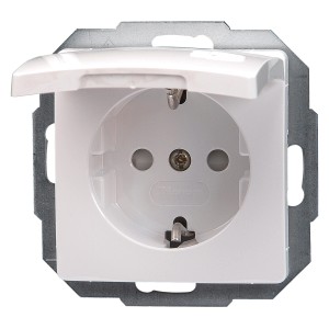 Weiße Kopp Steckdose Paris mit Klappdeckel, 1-fach, für erhöhten Berührungsschutz.