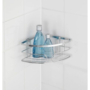 Wenko Eckablage Premium aus Edelstahl mit zwei blauen Flaschen im Badezimmer.