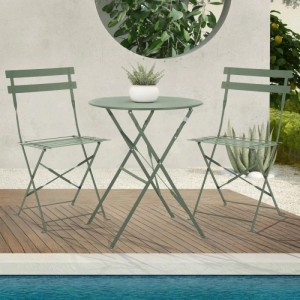 Mintgrünes Metall Bistroset: runder Klapptisch und zwei Stühle auf Holzterrasse am Pool. Ideal für Balkon & Garten.