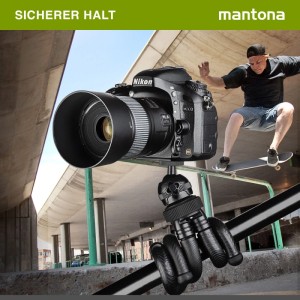 Mantona Gibbo Flex Ministativ mit Nikon Kamera, flexibel an Stange befestigt. Skateboarder im Hintergrund. Ideales Kamera Fotostativ.