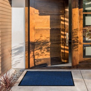Blaue Karat Schmutzfangmatte SKY 90x150 cm vor einer Haustür.