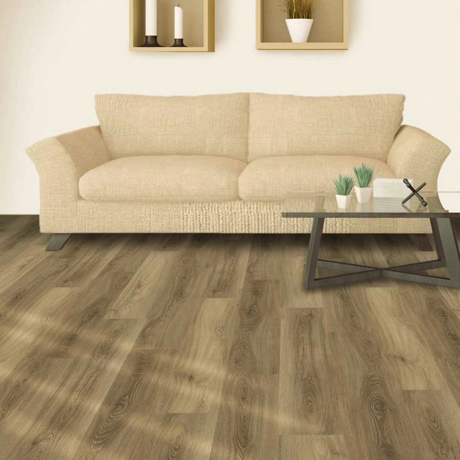 Verlegter Click-Vinylboden Eiche City im Wohnraum mit Sofa und Tisch.