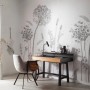 Schöner Wohnen Vliestapete Floral Grau-Beige im Raum mit Schreibtisch und Stuhl.