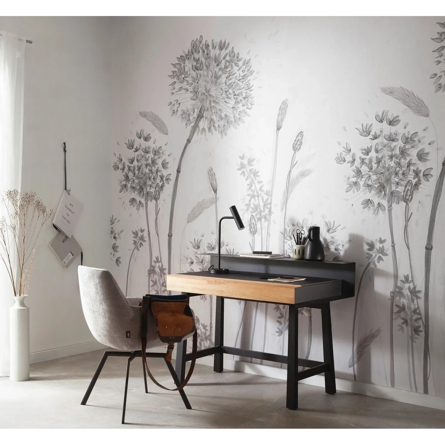 Schöner Wohnen Vliestapete Floral Grau-Beige im Raum mit Schreibtisch und Stuhl.