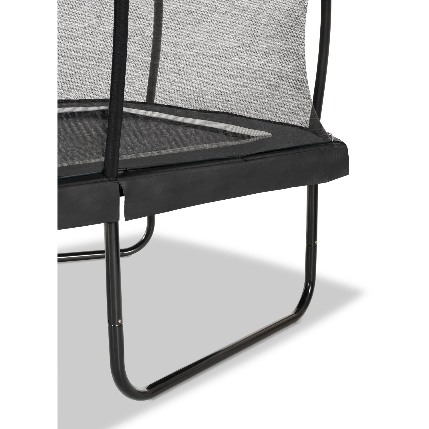Detailansicht des schwarzen EXIT Allure Classic Gartentrampolins mit Sicherheitsnetz und Rahmen.