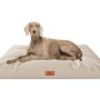 Beiges Knuffelwuff Hundekissen Gatsby Cordura (65x90cm) mit Hund.