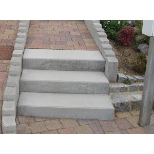 Graue EHL Blockstufe (15x35x100 cm) als Treppe im Außenbereich. Betonglatte Oberfläche, zeitloses Design.