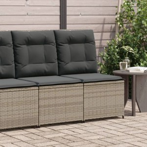 Grauer Poly Rattan Gartensessel mit dunklen Kissen. Bequeme Lounge-Gartenmöbel für Terrasse.