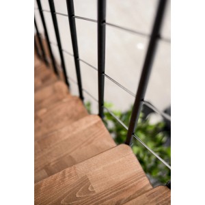 Detailaufnahme: Minka Mittelholmtreppe Comfort Top Turn mit Walnuss-Stufen und schwarzem Geländer.