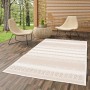 Beiger Outdoor Teppich Ottawa Stripes, 120x170 cm, im Gartenambiente.
