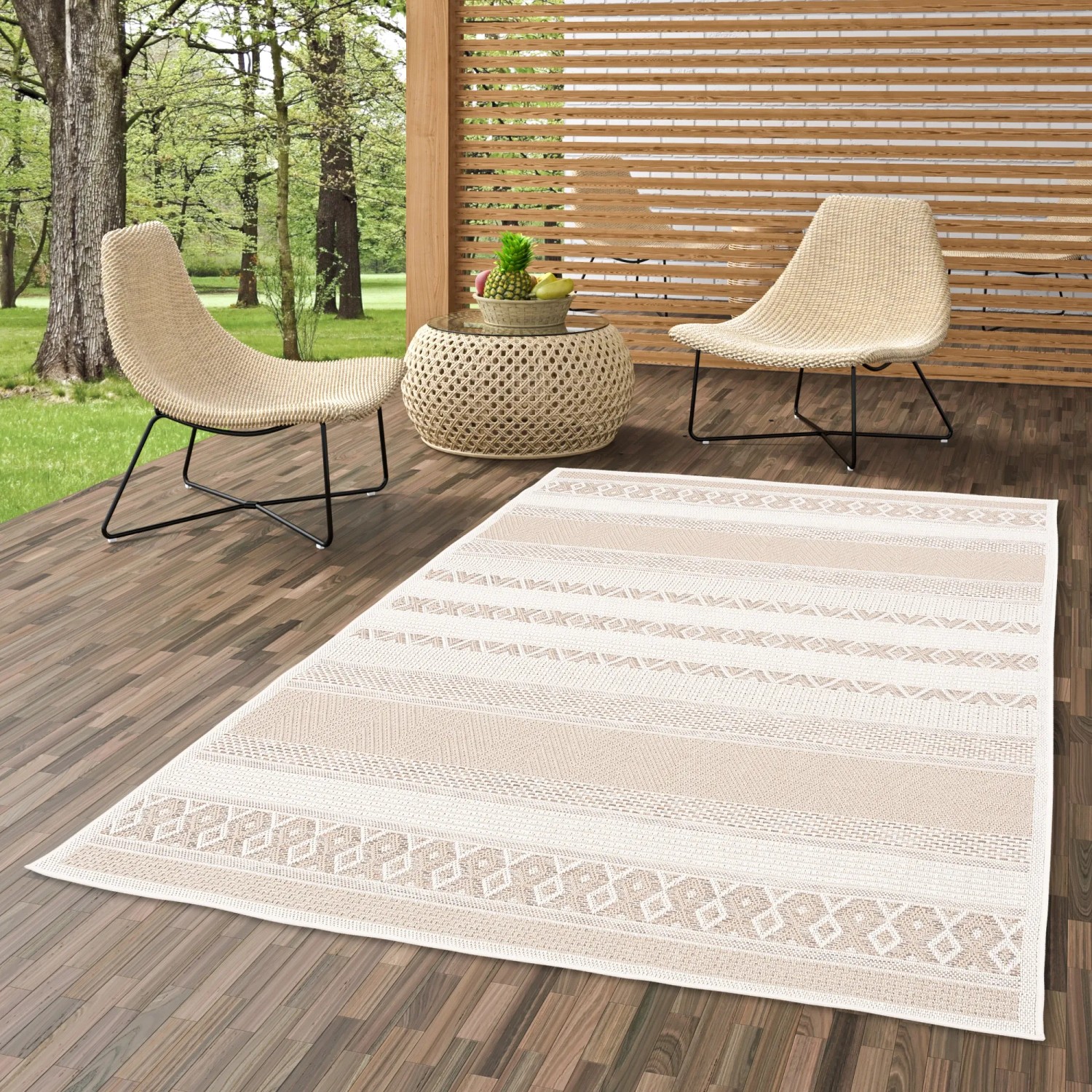 Beiger Outdoor Teppich Ottawa Stripes, 120x170 cm, im Gartenambiente.