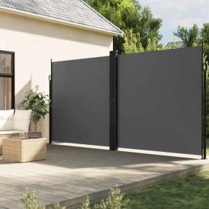 Ausgezogene, anthrazitfarbene furnicato Seitenmarkise 200x1200 cm auf einer Terrasse.
